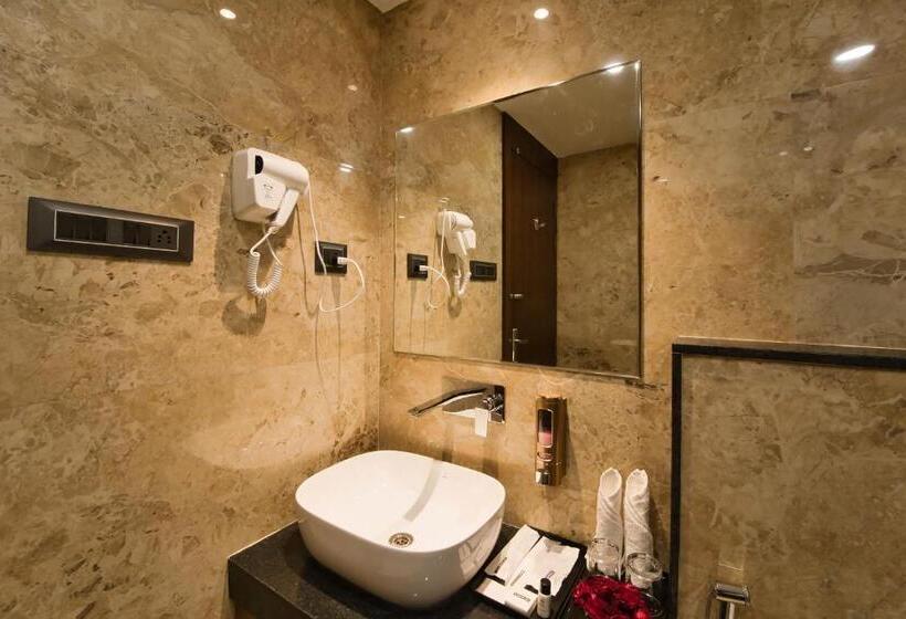 سوئیت با تخت بزرگ, Sterling Pushkar