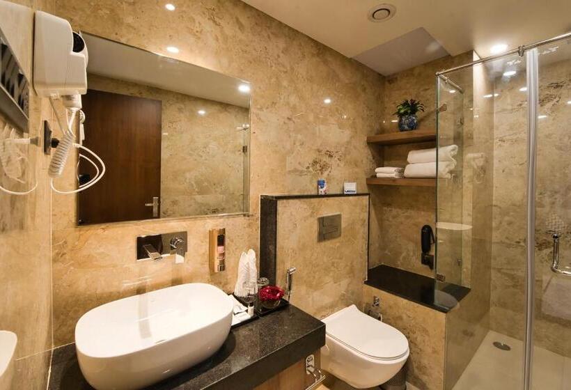 스위트 킹사이즈 침대, Sterling Pushkar