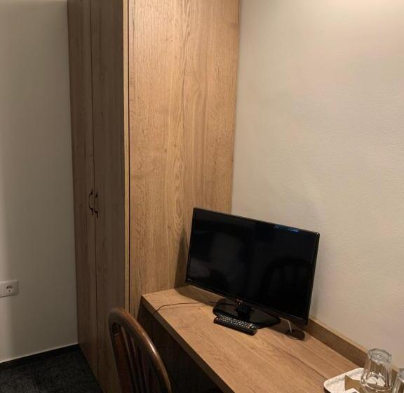 غرفة قياسية فردية, A Fogadó