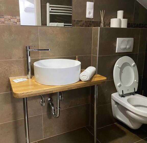 غرفة قياسية فردية, A Fogadó