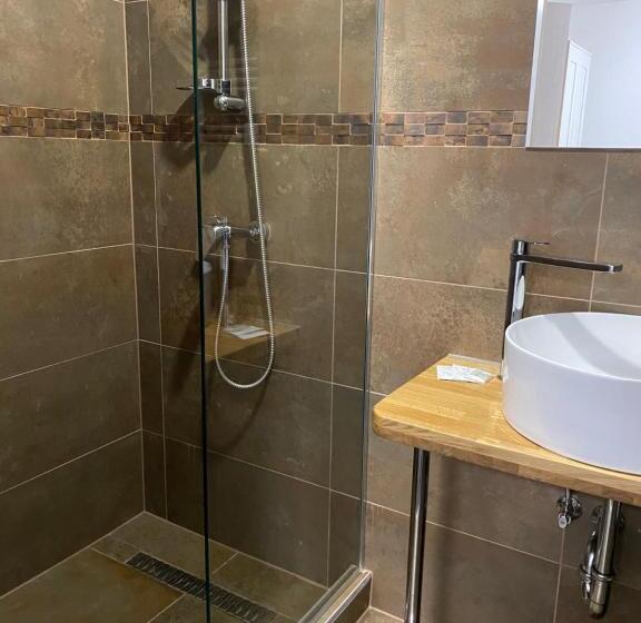 غرفة قياسية, A Fogadó