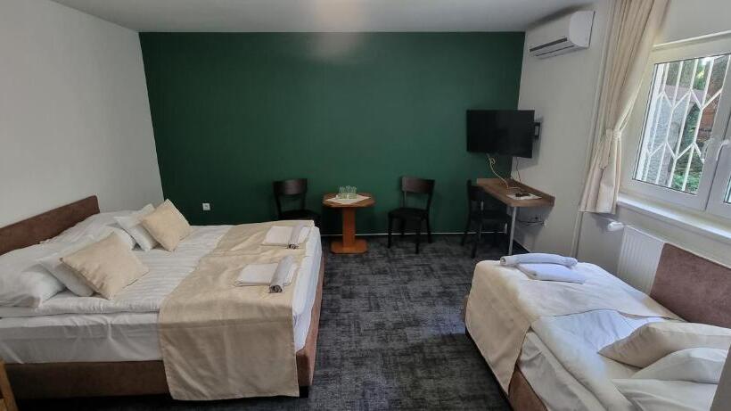 غرفة قياسية ثلاثية, A Fogadó