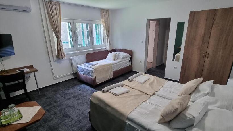 غرفة قياسية ثلاثية, A Fogadó