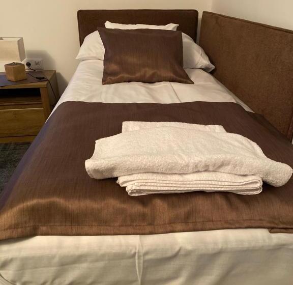 غرفة قياسية فردية, A Fogadó