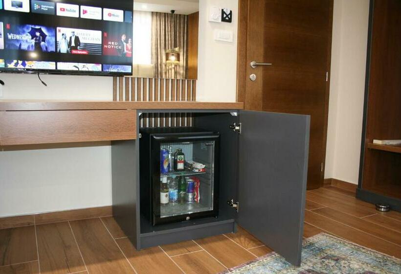 اتاق لوکس, La More