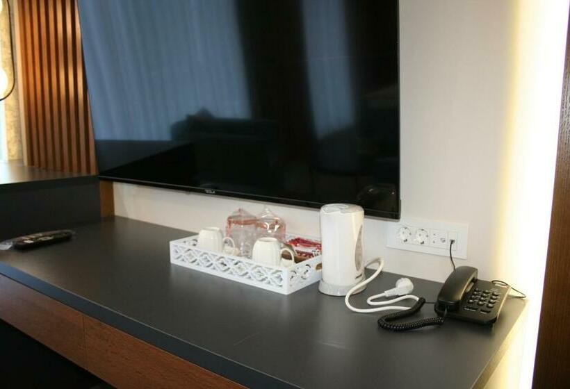 اتاق لوکس, La More