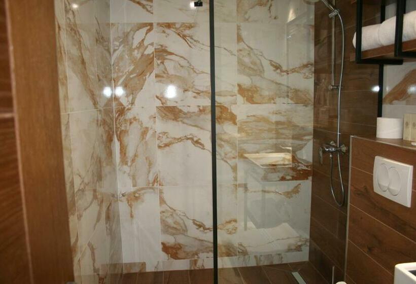 اتاق لوکس, La More