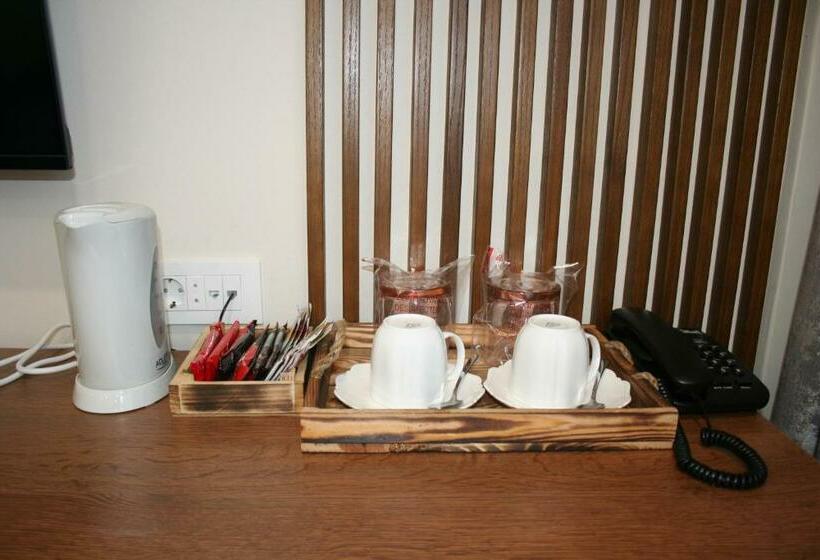 اتاق لوکس, La More