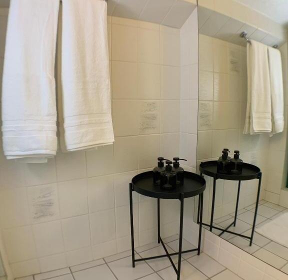 اتاق لوکس با چشمانداز دریا, Waterfront Fjord House