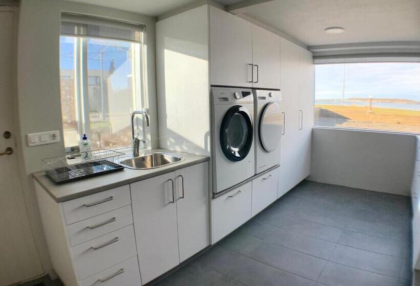 اتاق لوکس با چشمانداز دریا, Waterfront Fjord House