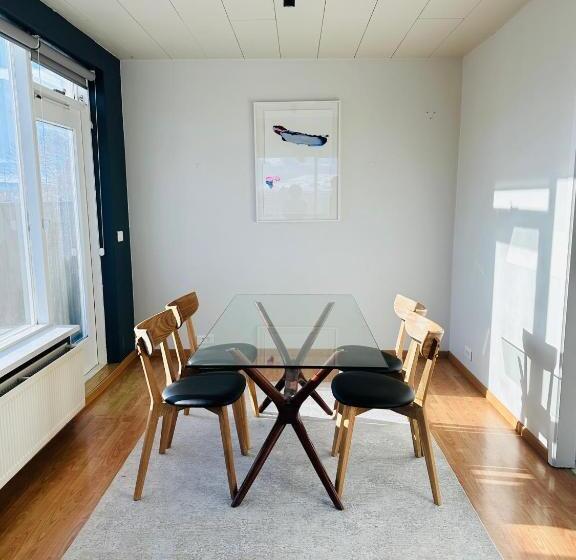 آپارتمان 1 خوابه با چشم‌انداز دریا, Waterfront Fjord House