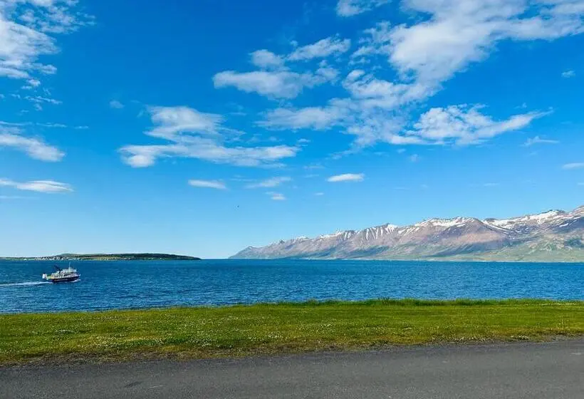 استودیوی استاندارد با چشم‌انداز دریا, Waterfront Fjord House