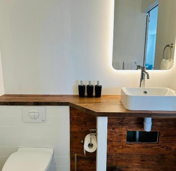 استودیوی استاندارد با چشمانداز دریا, Waterfront Fjord House