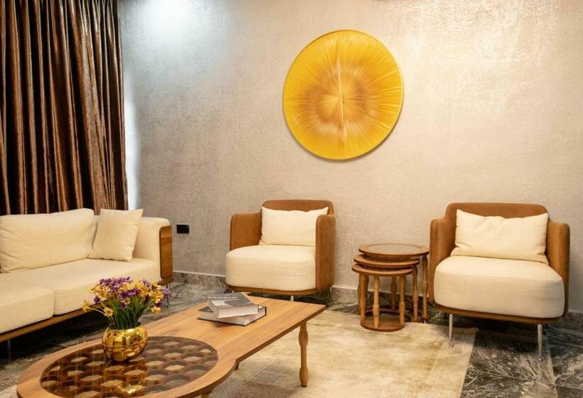 سوییت اجرایی, Yanna Apartment By Khaliques