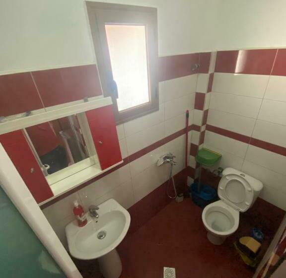 اتاق ساده سه‌ نفره, Vila Avni Likometi