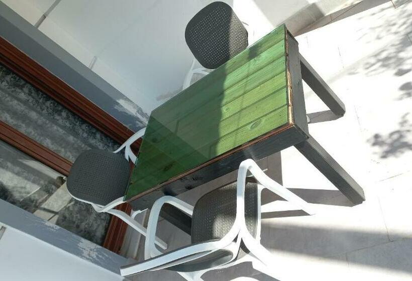 اتاق ساده سه‌ نفره, Vila Avni Likometi