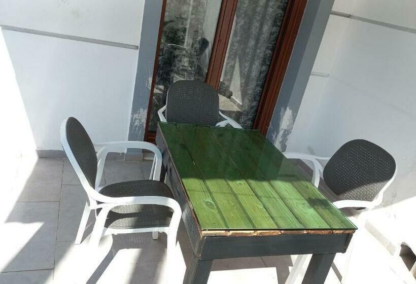 اتاق ساده سه‌ نفره, Vila Avni Likometi