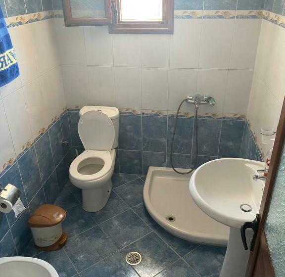 اتاق ساده سه‌ نفره, Vila Avni Likometi