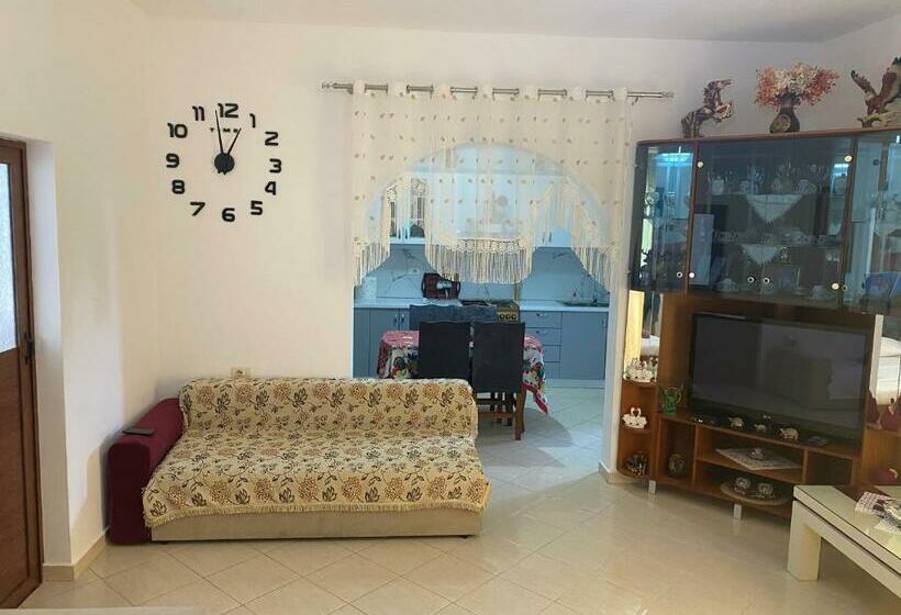 اتاق خانوادگی, Vila Avni Likometi