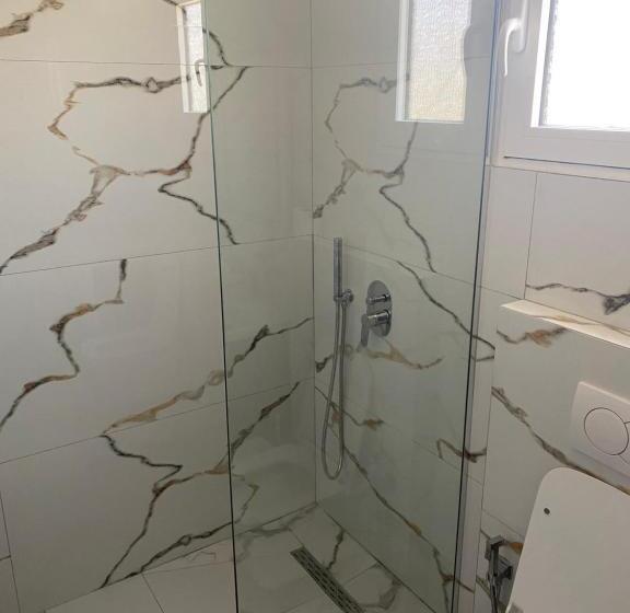 اتاق خانوادگی, Vila Avni Likometi