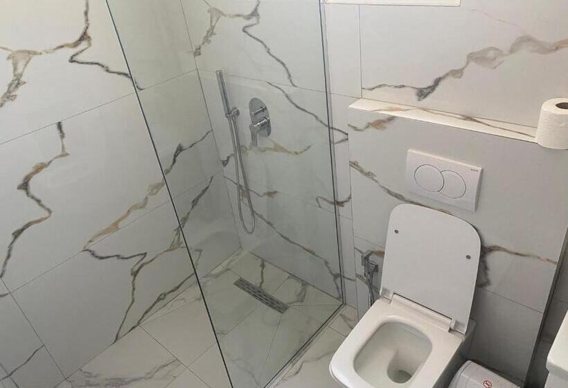 اتاق خانوادگی, Vila Avni Likometi