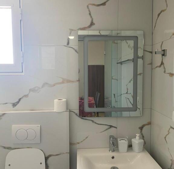 اتاق خانوادگی, Vila Avni Likometi