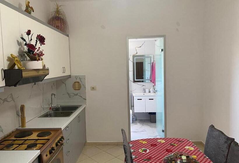 اتاق خانوادگی, Vila Avni Likometi
