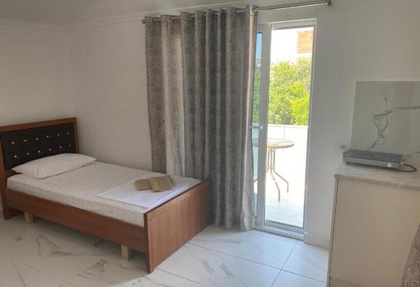 اتاق ساده سه‌ نفره, Vila Avni Likometi