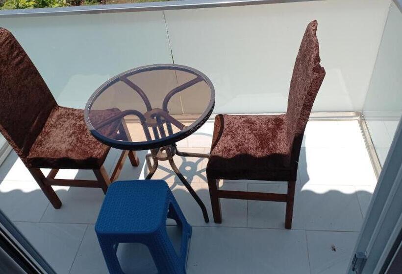 اتاق ساده سه‌ نفره, Vila Avni Likometi