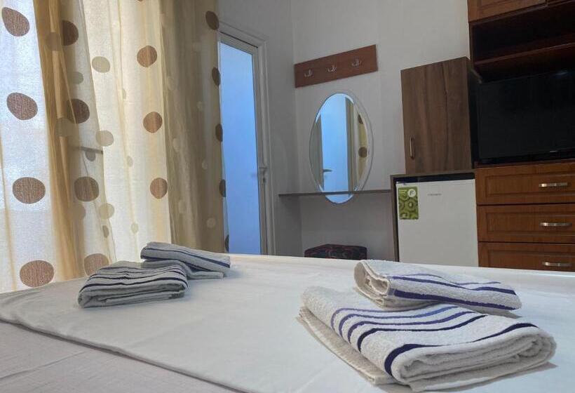 اتاق ساده سه‌ نفره, Vila Avni Likometi