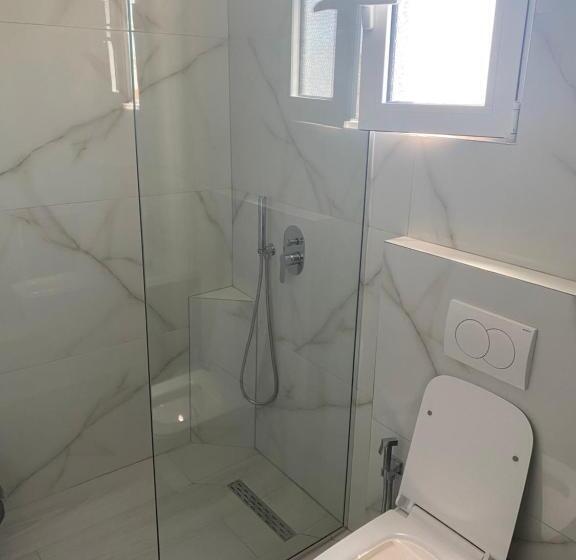 اتاق خانوادگی, Vila Avni Likometi