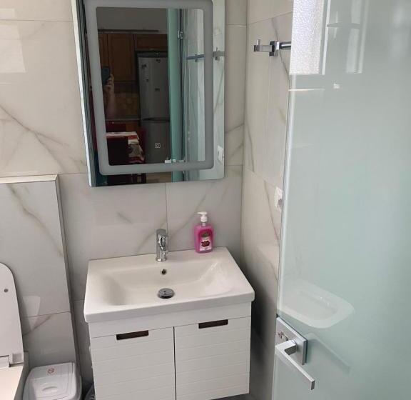 اتاق خانوادگی, Vila Avni Likometi