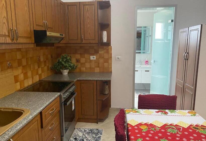 اتاق خانوادگی, Vila Avni Likometi