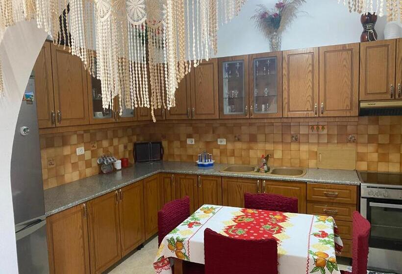 اتاق خانوادگی, Vila Avni Likometi