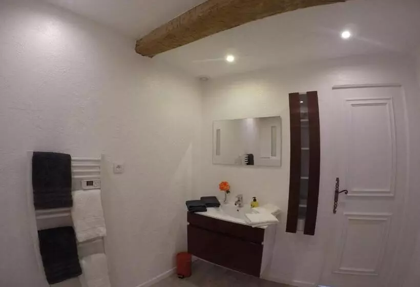 Deluxe Suite King Bed, Maison Carles Bnb