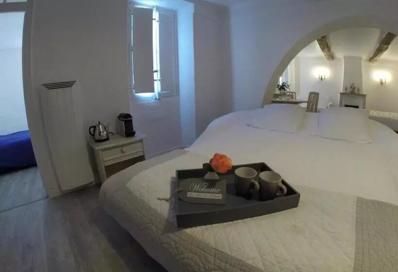 Deluxe Suite King Bed, Maison Carles Bnb