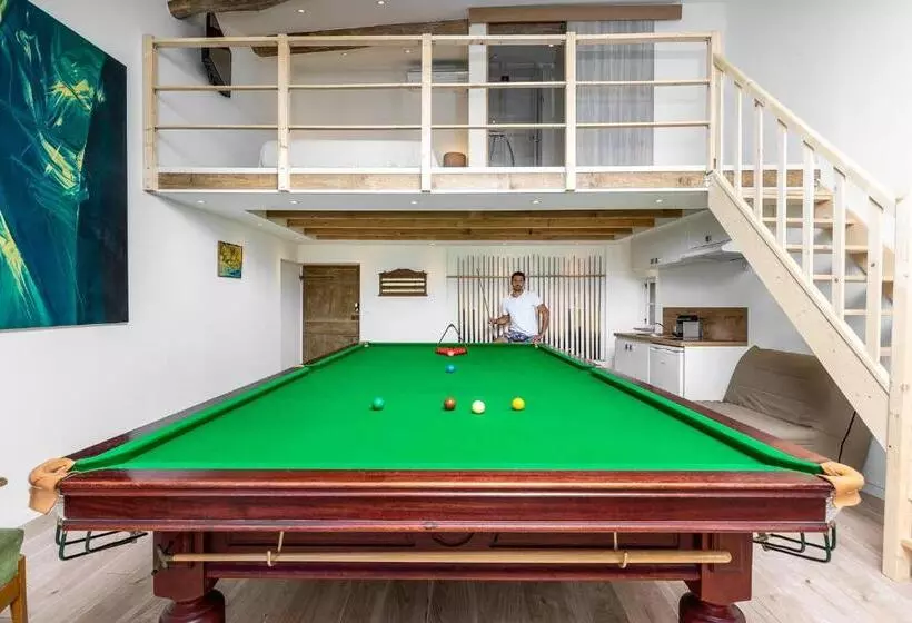 سوییت لوکس, Maison Carles Bnb