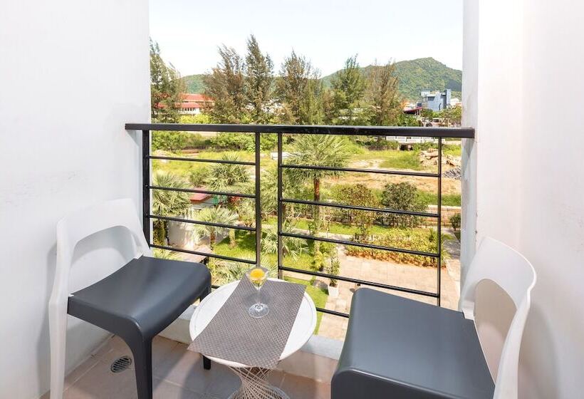 غرفة بريميوم مطلة على حمام السباحة, Sungthong Kamala Beach Resort