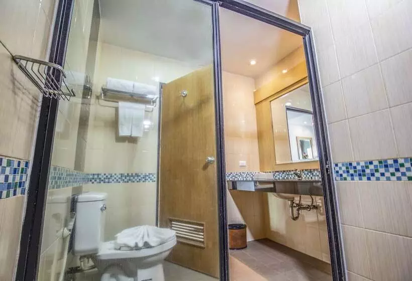 اتاق لوکس با چشم‌انداز استخر, Sungthong Kamala Beach Resort