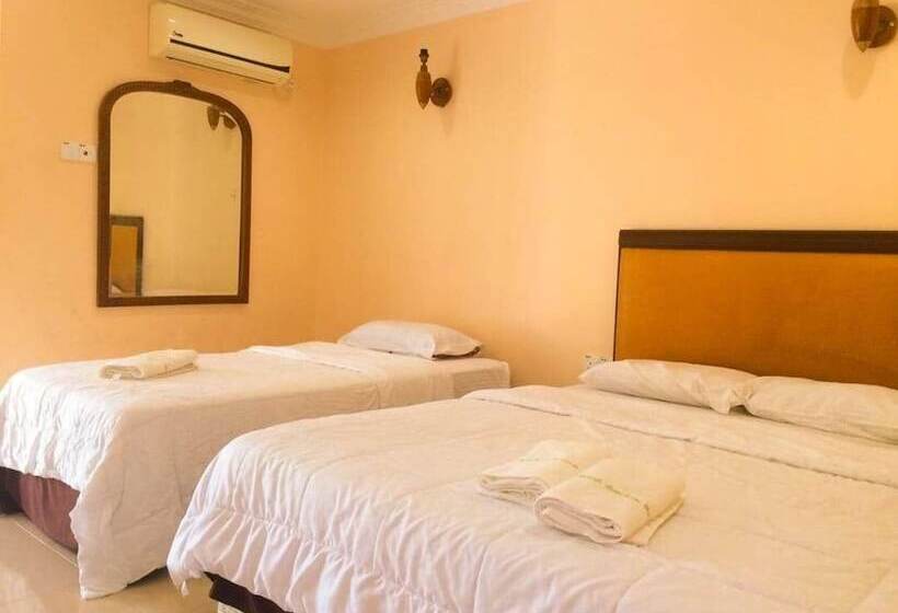 اتاق استاندارد سه نفره, Penarak Bamboo Beach Motel