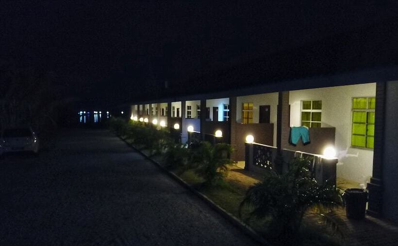 اتاق استاندارد چهار تخته با چشم‌انداز دریا, Penarak Bamboo Beach Motel