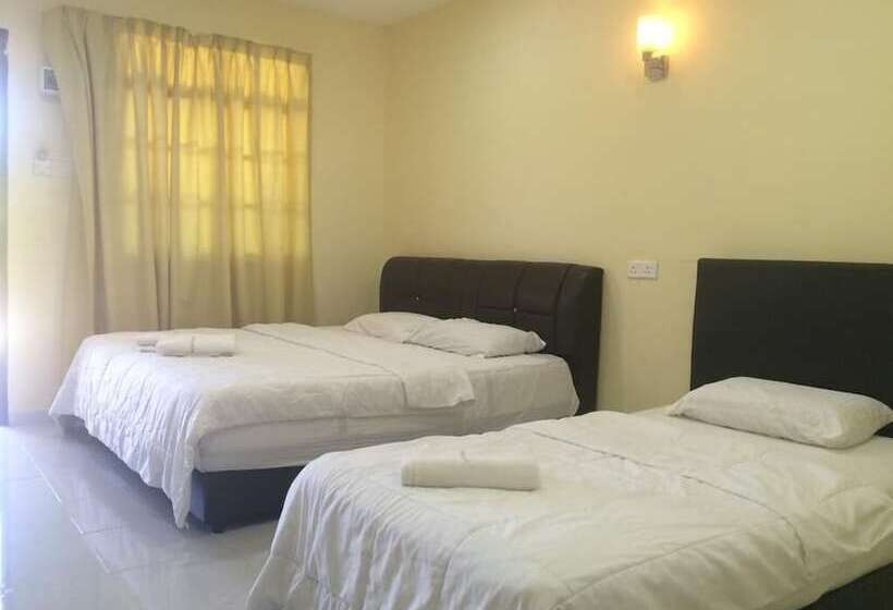 اتاق استاندارد چهار تخته با چشم‌انداز دریا, Penarak Bamboo Beach Motel