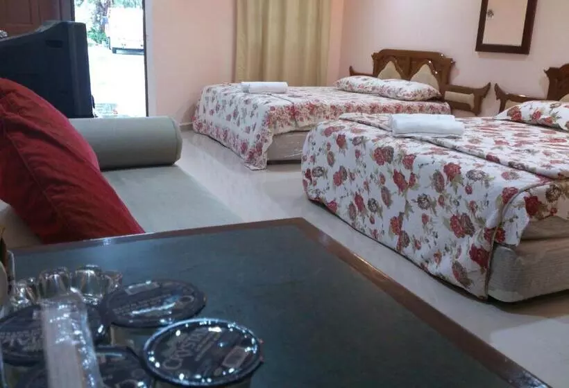 Standard Neljän Hengen Huone, Penarak Bamboo Beach Motel