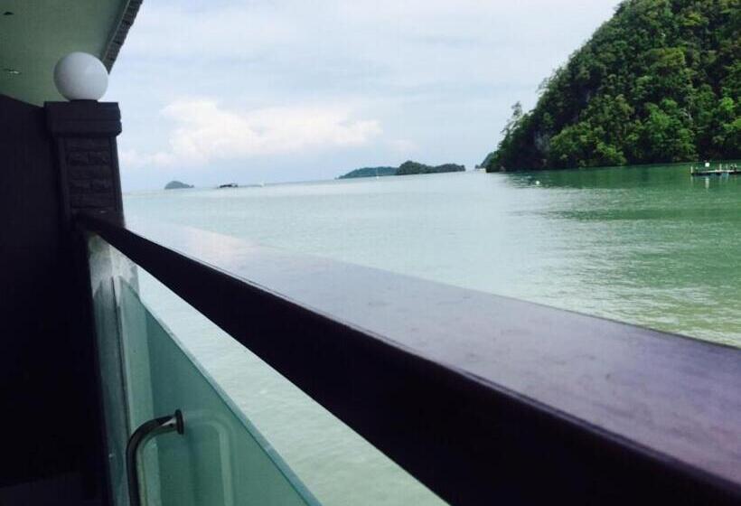 اتاق استاندارد چهار تخته با چشم‌انداز دریا, Penarak Bamboo Beach Motel