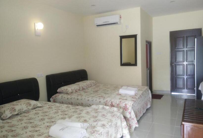 اتاق استاندارد چهار تخته با چشم‌انداز دریا, Penarak Bamboo Beach Motel