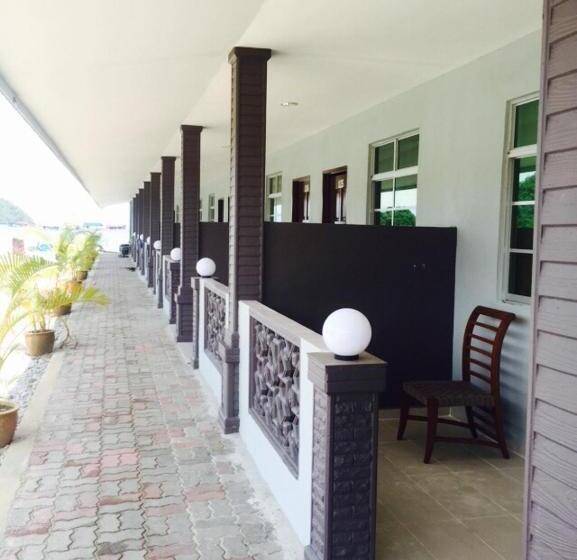 اتاق استاندارد چهار تخته با چشم‌انداز دریا, Penarak Bamboo Beach Motel