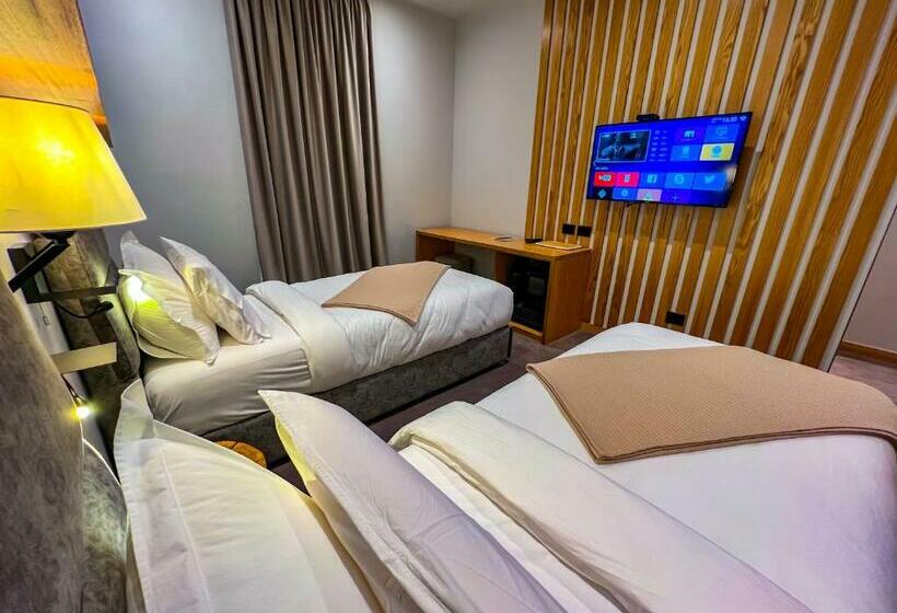 Семейный Номер, Kulla E Bajraktarit