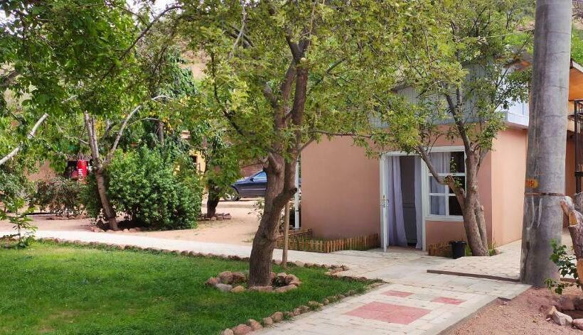 اتاق خانوادگی با چشم‌انداز کوه, Guest House Vitamin