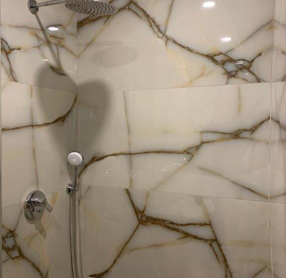 اتاق لوکس با چشم‌انداز دریا, Besa