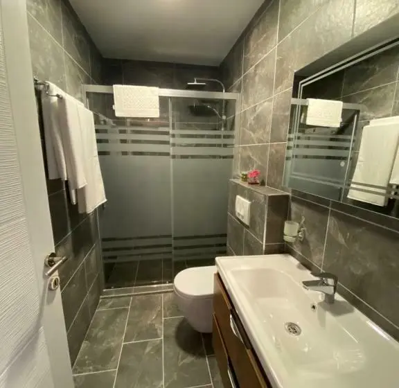 اتاق لوکس با بالکن, Kolonja S